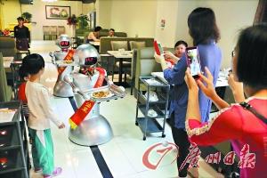 端盘子机器人被“炒鱿鱼”1.jpg
